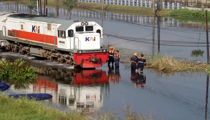 Banjir Rendam Jalur Rel kereta api Porong Sidoarjo aman meski terdampak banjir