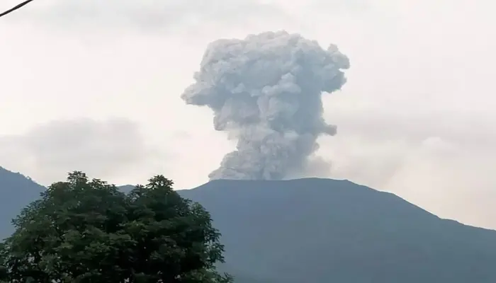 Gunung Marapi Sumbar kembali erupsi dengan abu capai 700 meter