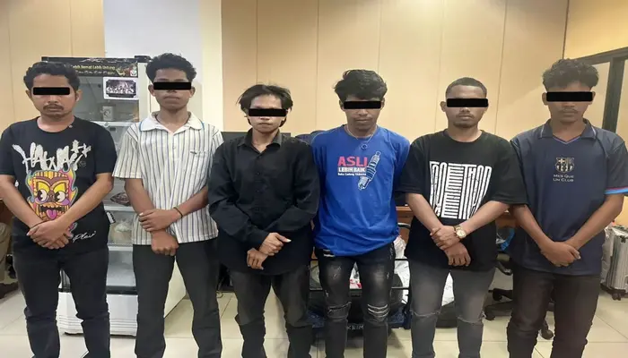 Demo berujung anarkis, Enam pria muda berdiri berjejer di dalam ruangan kantor polisi, dengan mata ditutup hitam untuk menjaga identitas, diduga tersangka dalam kasus aksi anarkis saat unjuk rasa di depan Gedung Kemenpora