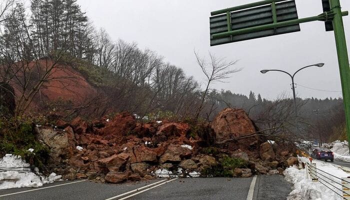 Gempa 5,5 SR Guncang Pulau-Pulau Kecil di Jepang dan mengakibatkan Tanah longsor yang menutup jalan raya di Jepang setelah serangkaian gempa bumi melanda wilayah Kagoshima.