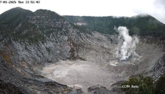 Gunung Tangkuban Parahu Catat 130 Gempa Frekuensi Rendah, Asap putih keluar dari dasar Kawah Ratu Gunung Tangkuban Parahu, tampak dari pemantauan CCTV pada 1 Juli 2025.
