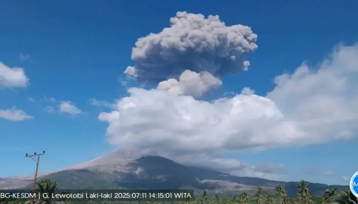 Gunung Lewotobi Laki-laki dua kali erupsi pada 11-12 Juli 2025,