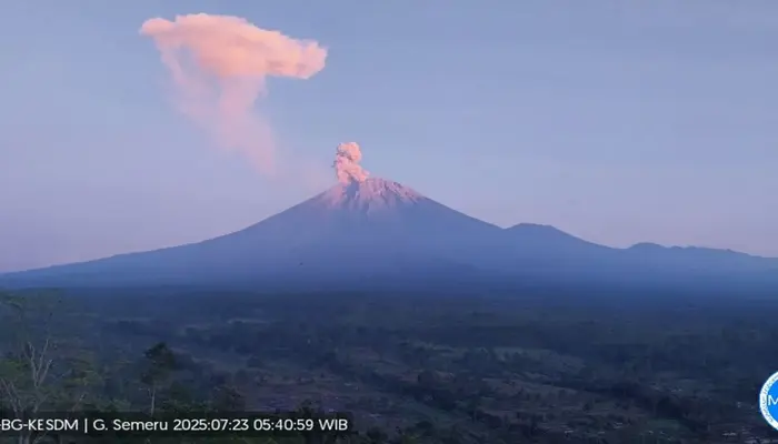Gunung Semeru erupsi mengeluarkan kolom abu setinggi 1.000 meter pada pagi hari, terlihat dari kejauhan dengan langit cerah dan gunung yang menjulang di Jawa Timur.