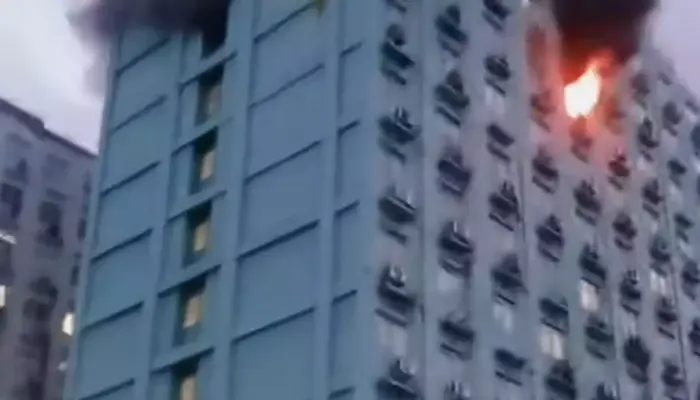 Kebakaran apartemen Park City Cengkareng, api terlihat membakar salah satu unit di lantai tengah gedung.