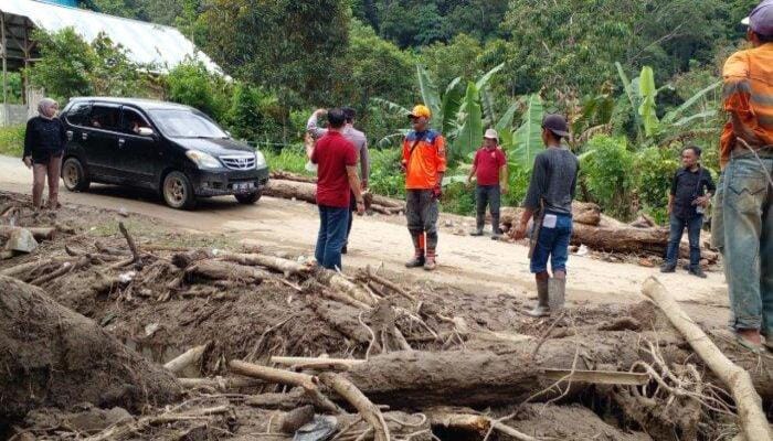 Kulawi Diterjang Banjir, Warga dan petugas BPBD mengevakuasi serta memantau kondisi jalan yang tertutup material banjir di Kulawi, Sigi, Sulawesi Tengah.