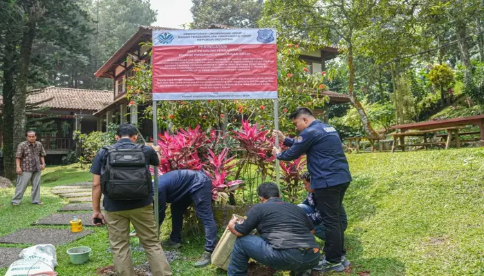 KLH Tindak Tegas Hotel, KLH segel empat hotel dan periksa 18 lainnya di Puncak, Jawa Barat, akibat dugaan pencemaran sungai. Langkah ini diambil untuk menjaga kelestarian lingkungan di kawasan wisata. 🌿🚫🏨
