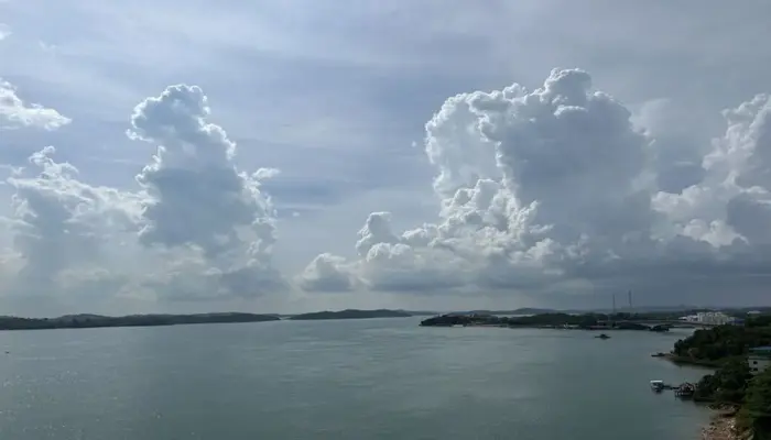 Jumat Ini BMKP Prediksi Hujan, Awan cumulonimbus menggantung di atas laut menjelang hujan ringan di Indonesia