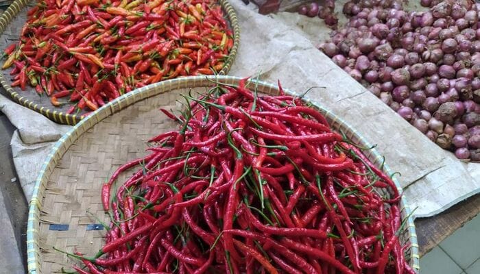 Harga Bawang Merah, Tumpukan cabai rawit merah dan bawang merah di pasar tradisional Jakarta