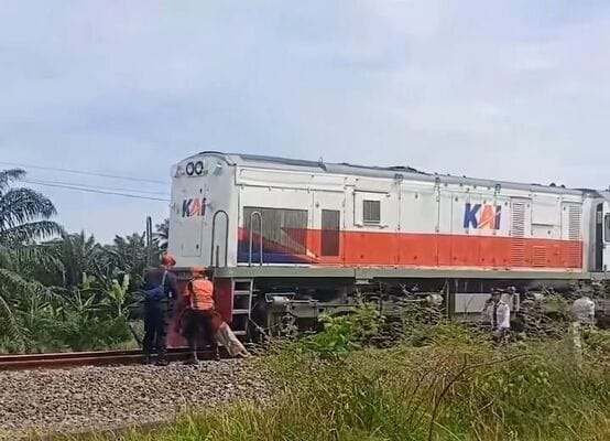 Warga Pekong Tewas Tertabrak kereta api, Petugas dan warga mengevakuasi korban kecelakaan kereta api di jalur rel Pekong, Kuala Tanjung, Kabupaten Batu Bara.