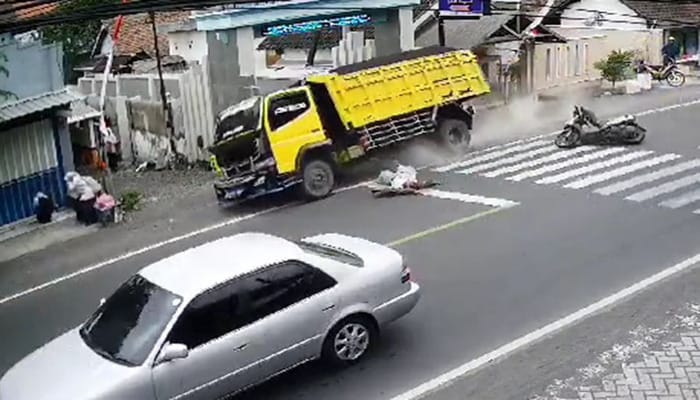 Kecelakaan di Jalan Desa Sebadu, Dua pelajar terluka setelah tabrakan sepeda motor dengan mobil pengangkut pasir di Jalan Desa Sebadu, Mandor, Landak.